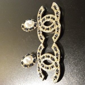 WOMEN'S CHANEL FAUX PEARL GOLD TONE AND BLACK DANGLING EARRINGS